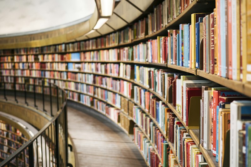 فاصل كتب معدني مطلي بالذهب بتصميم ريشة كلاسيكية فاخرة